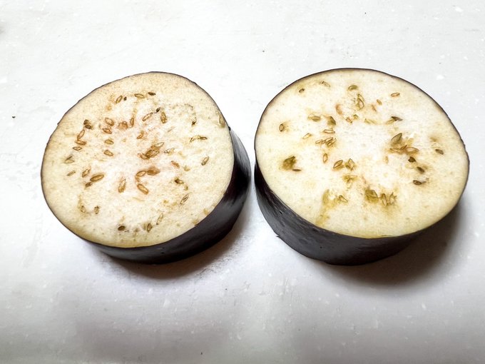 種が茶色や黒色になっているもの、断面が茶色っぽいものなら食べてもOKだそう。