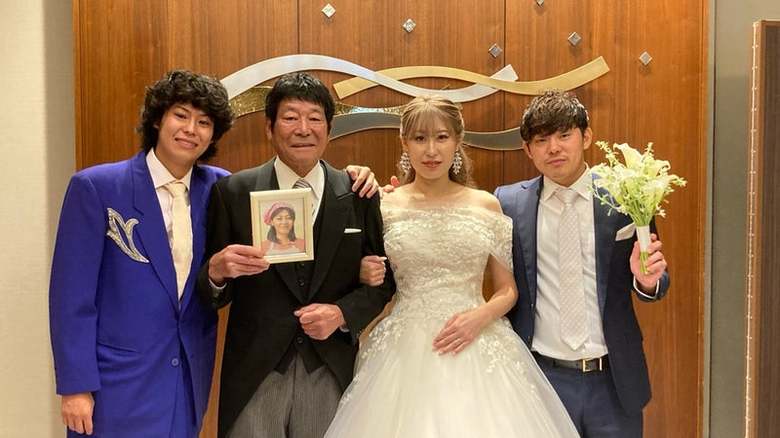 長女、美つきさんの結婚式にて。左から虎太郎さん、ダンカンさん、美つきさん、甲子園さん