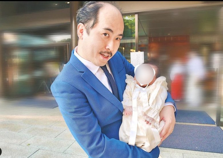 お宮参り ブルーのスーツで息子さんを胸に抱いて