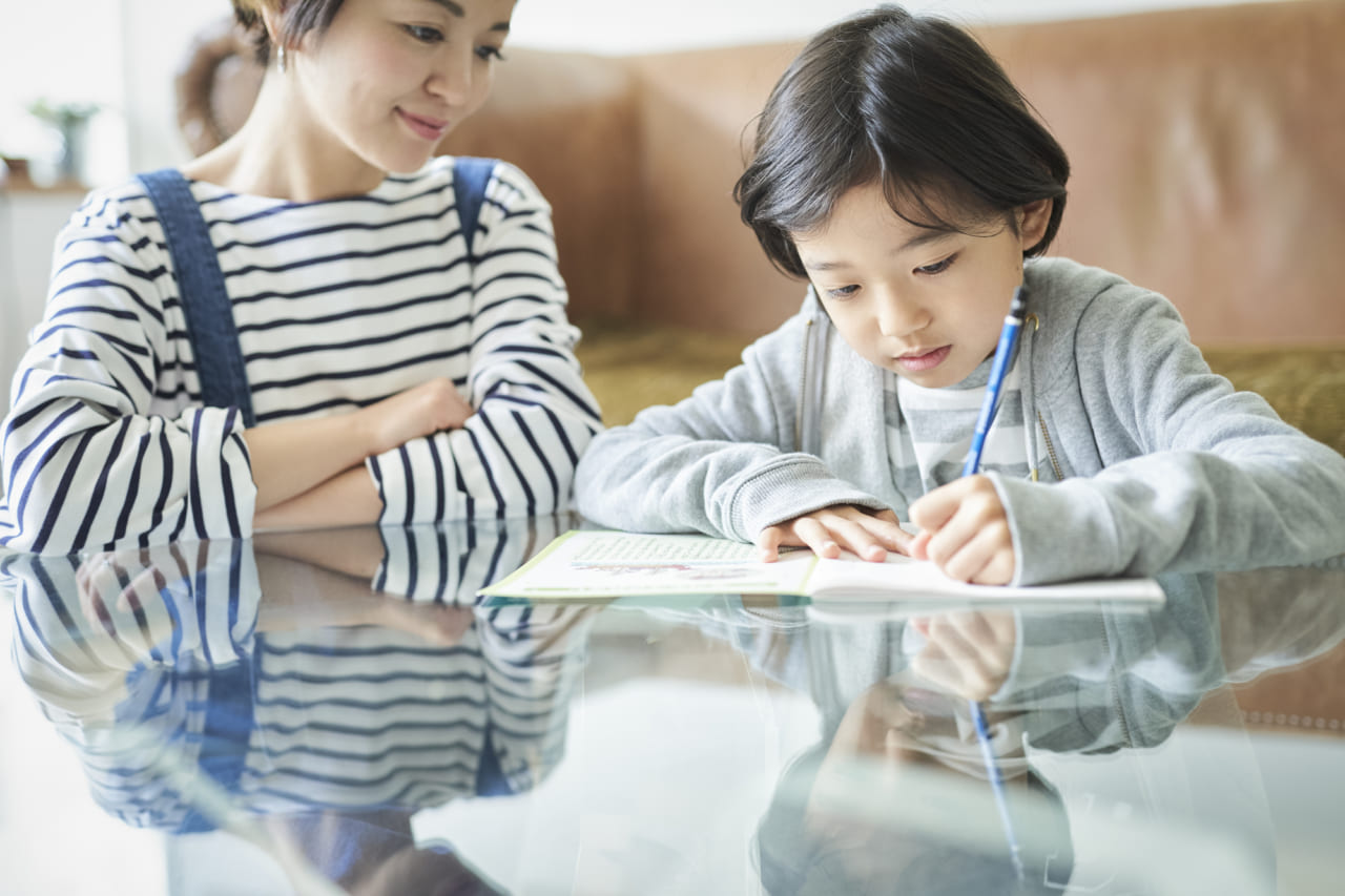 子供の勉強をみる母親