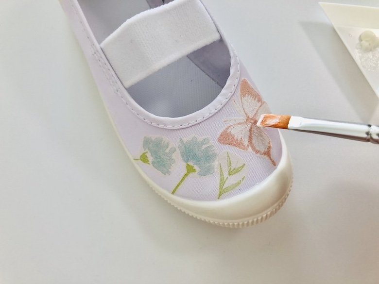 デコ上履きにデコパージュの糊を重ね塗り