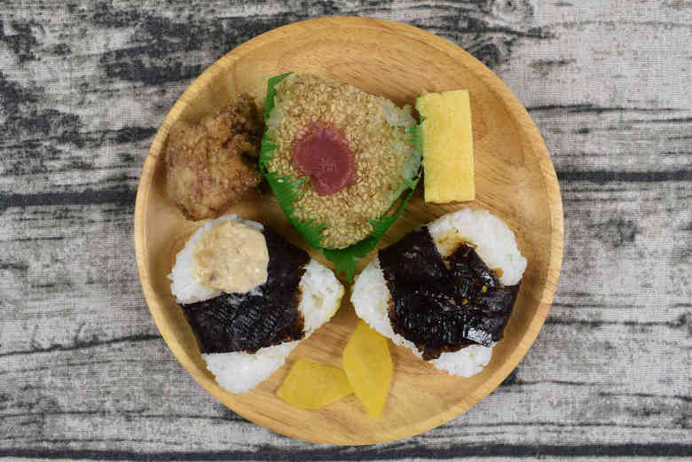 ファミマおすすめおにぎり「3種おむすびとおかずセット」の画像１