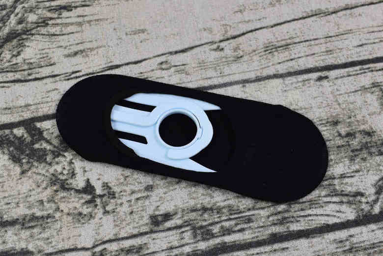 ダイソーおすすめ収納グッズ「巻き取り式ネクタイケース」の使用中画像1