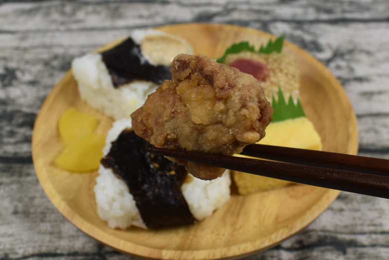 ファミマおすすめおにぎり「3種おむすびとおかずセット」の画像４