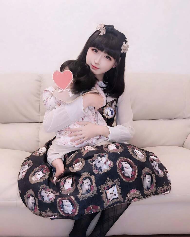 赤ちゃん時代の娘を抱っこする谷さん「お母さんにしか見えない」とSNSで話題に