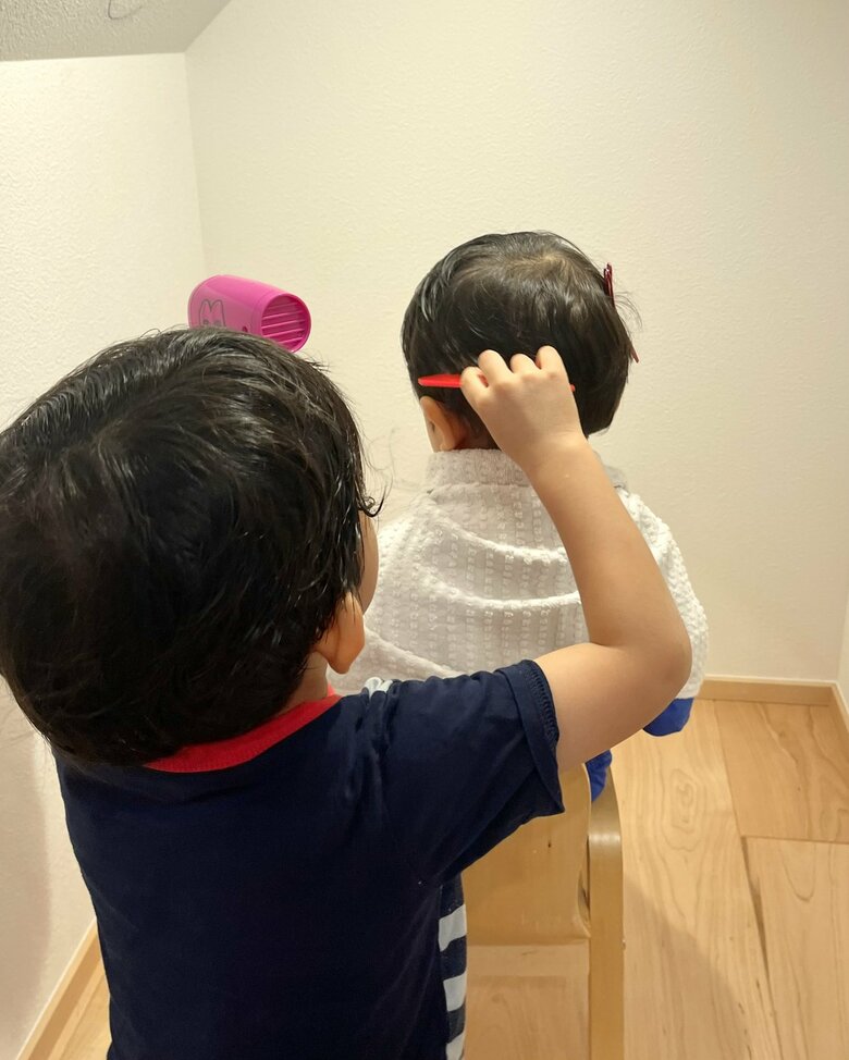 美容室ごっこ中