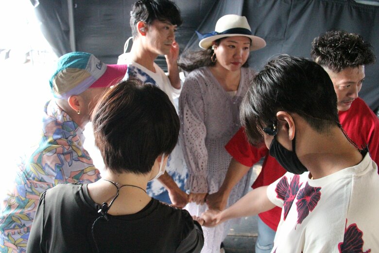 ライブ前に円陣を組むHYのメンバー