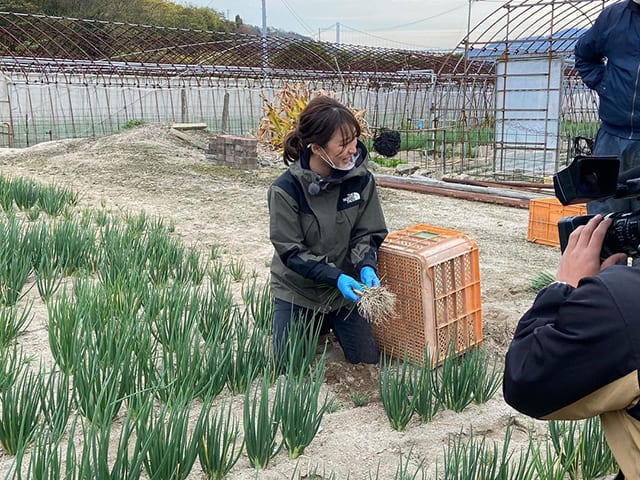 岩子島でロケ番組収録中の枡田アナウンサー