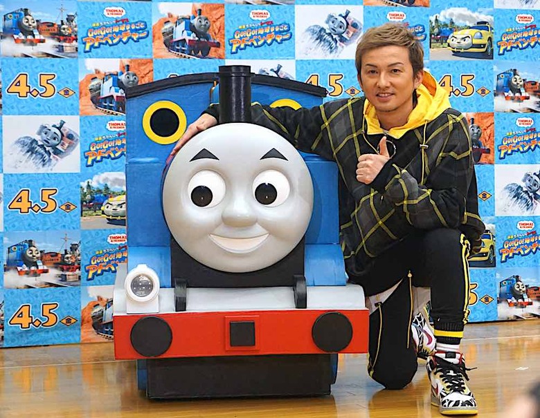 トーマスと肩？を組むISSAさん