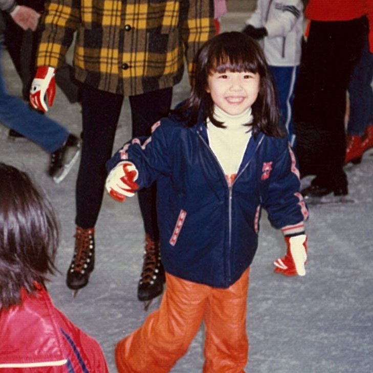 スケートリンクで笑顔 中村さん小学生の頃