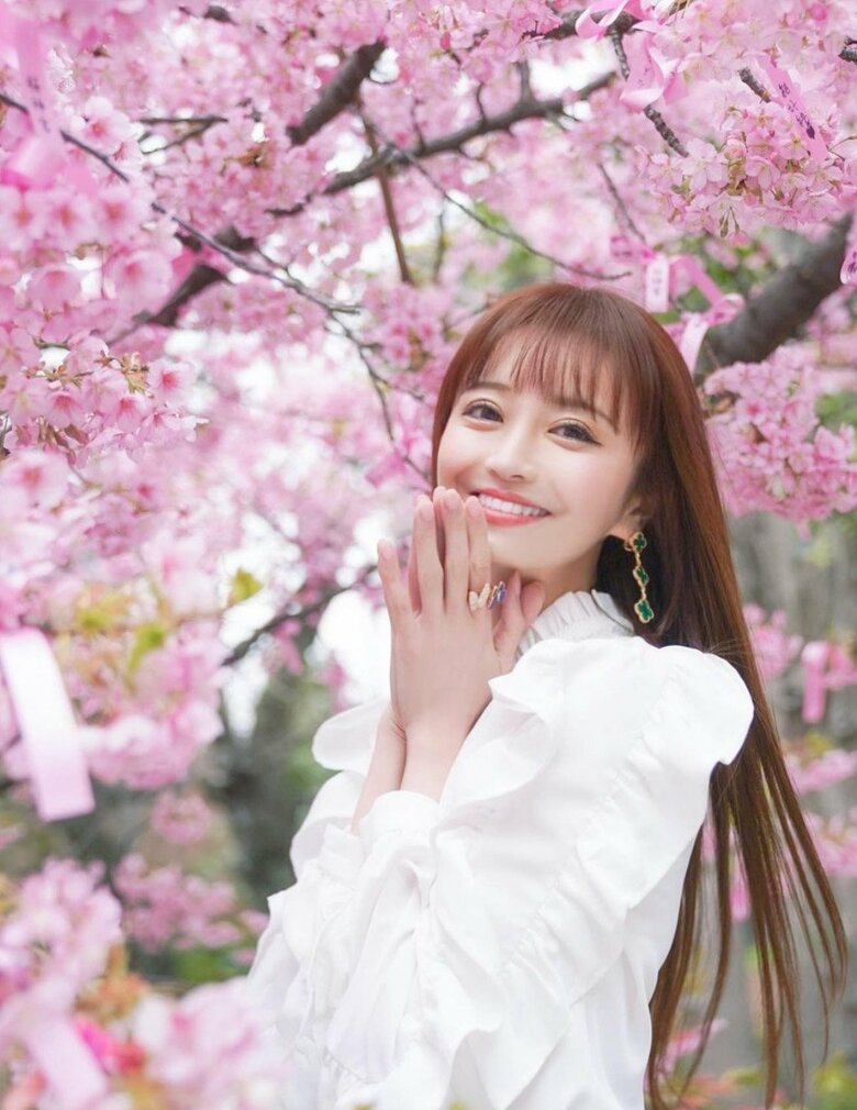 満開の桜をバックに