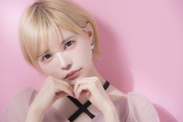 1985年生まれ。埼玉県出身。『Popteen』の読者モデルとしてブレイク。現在はモデル業のほか、アパレルや美容関連商品のプロデュースも。共同編集長を務めるファッション＆カルチャー雑誌『TOKYODOT』を創刊したばかり。