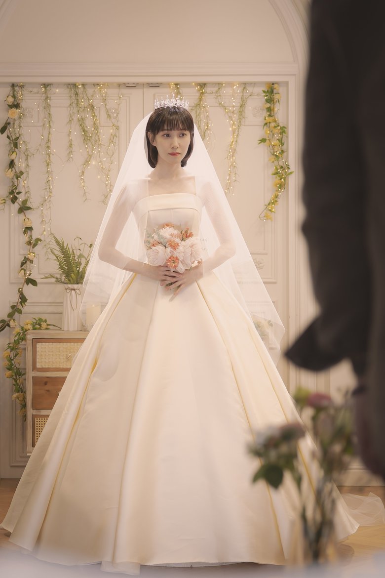 パク・ウンビンさんのウエディングドレス姿も見どころのひとつ。Netflixシリーズ『ウ・ヨンウ弁護士は天才肌』独占配信中