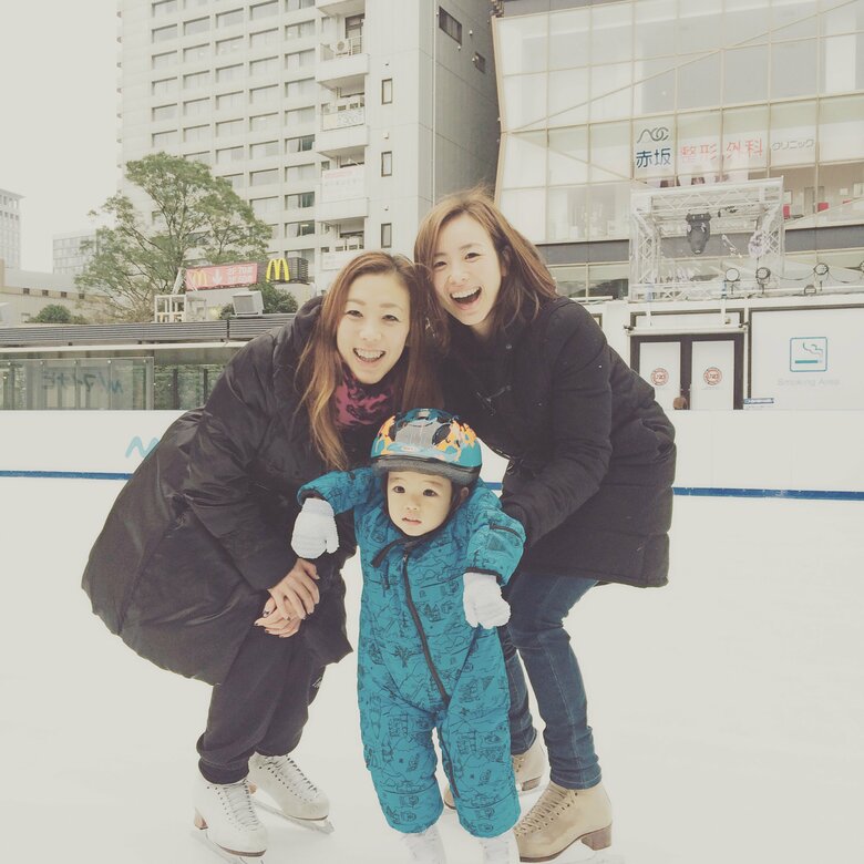 2017年、妹さんや甥御さんとともにスケートリンクへ