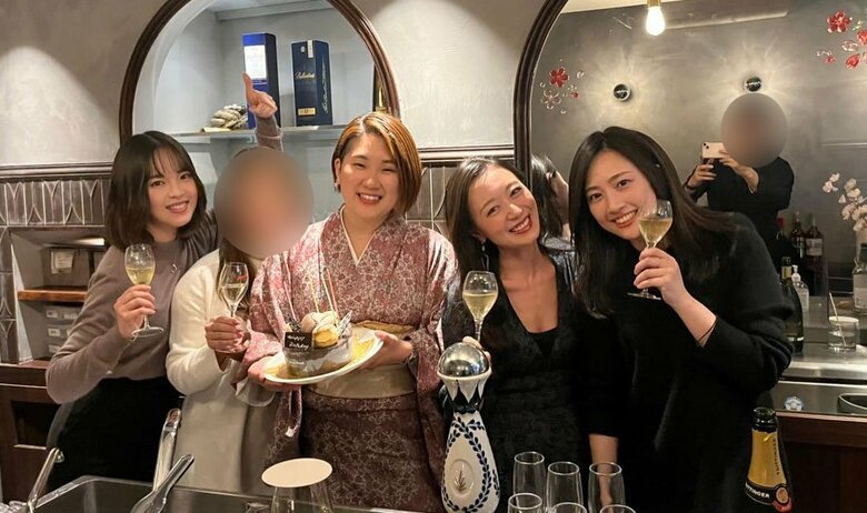 副業で2022年1日バー店長を開いてたとき。左から3番目がHARUさん