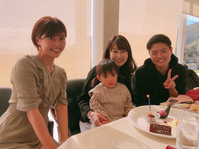 家族に昇進を祝ってもらったときの様子