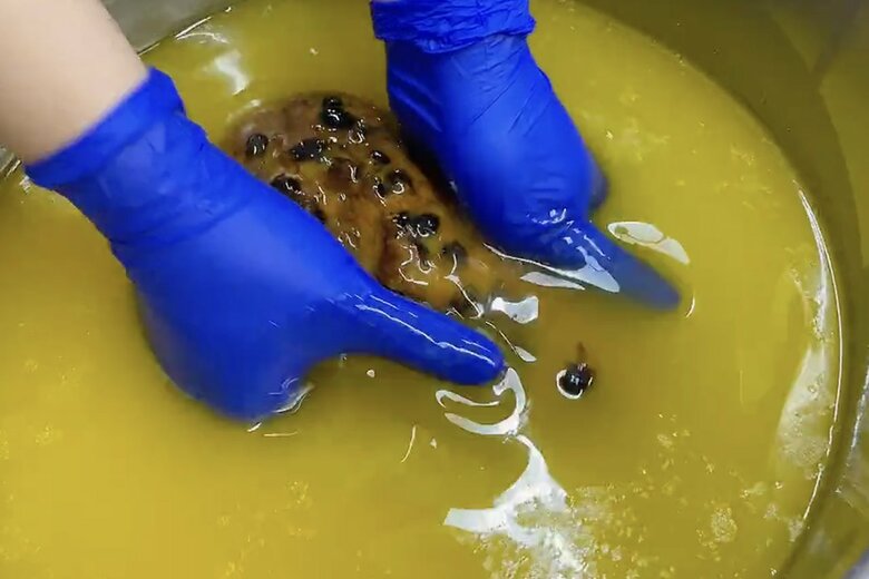 バターをしみしみ…