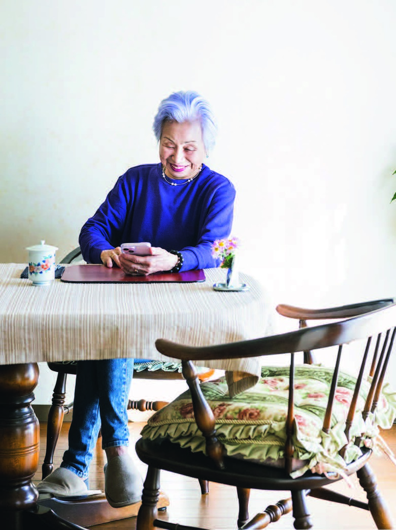 昭和7年（1932年）生まれ。78歳から始めたX（旧ツイッター）のフォロワー数は20万人超え（@hiroloosaki）。楽しみは毎晩の晩酌と3日に1回ほどに通う健康麻雀。著書に『90歳、ひとり暮らしの知恵袋』（宝島社）ほか