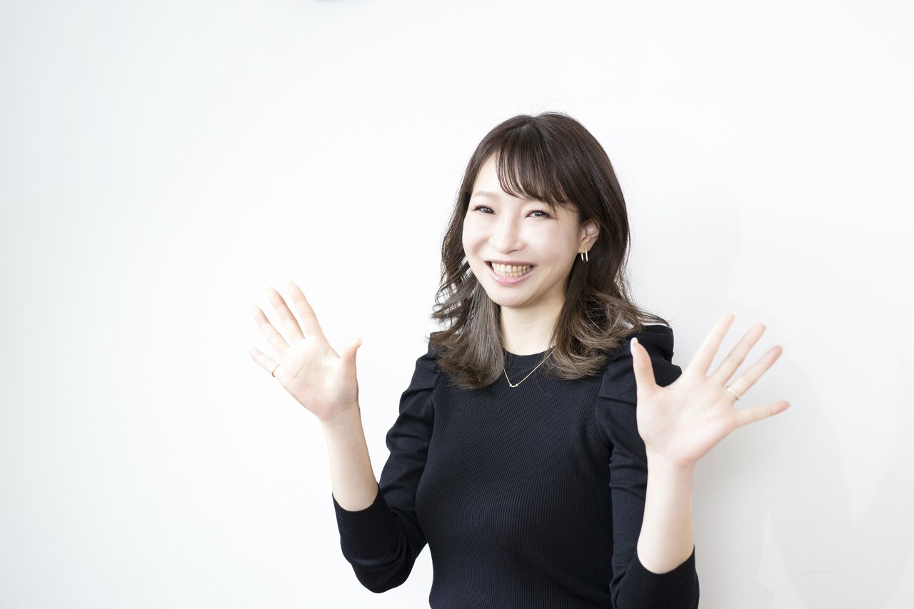 夫の「パ~ラダイス」のポーズをとる中川パラダイスさんの妻・和代さん