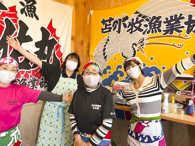 番組ロケでの千堂あきほさん（右）