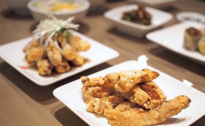 ▲小皿料理はいずれも300～750円前後。2～3人でシェアすればいろんな料理が食べられる