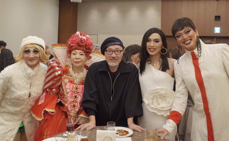 及川さんの還暦パーティー。中崎英也氏（及川さん右）とプロデュースしている「八方不美人」のメンバー