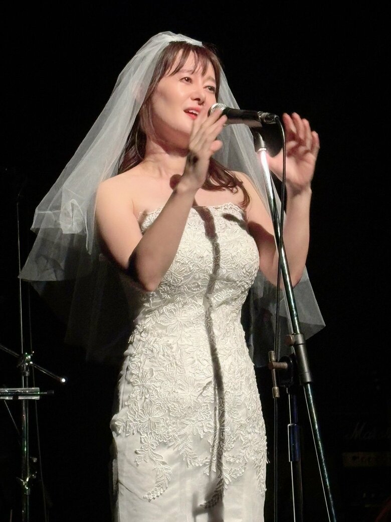 ラジオ沖縄主催のイベント「ROKの日」にて歌を披露した竹中さん