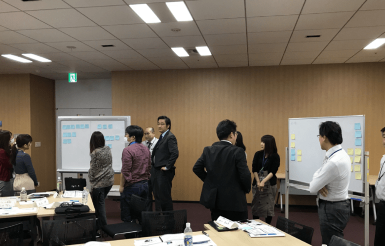 「若手女性とその上司が女性の早期キャリア形成のために知っておくべきこと」をテーマにした研修の風景。