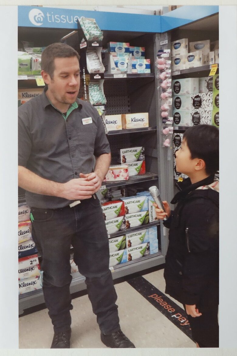 現地の小学校ではスーパーマーケットで働く人へのインタビューなども行った