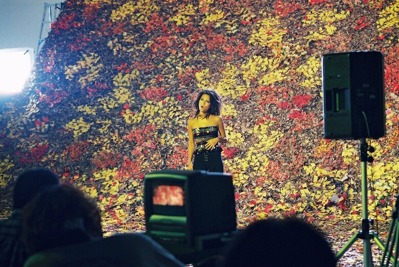 99年のデビュー曲『あなたのキスを数えましょう』のミュージックビデオを撮影中