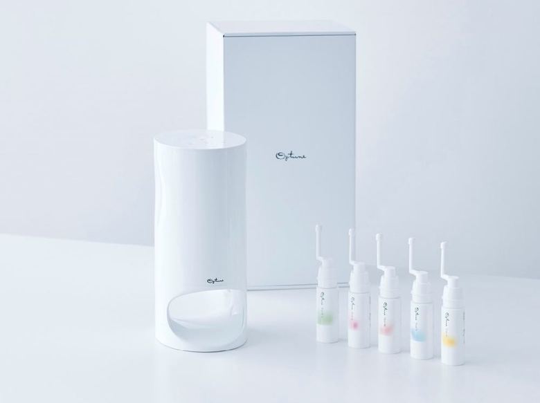 ▲専用マシンはインターネットにつながる。5本のスキンケアカートリッジ「Opyune Shot」をセットして使う