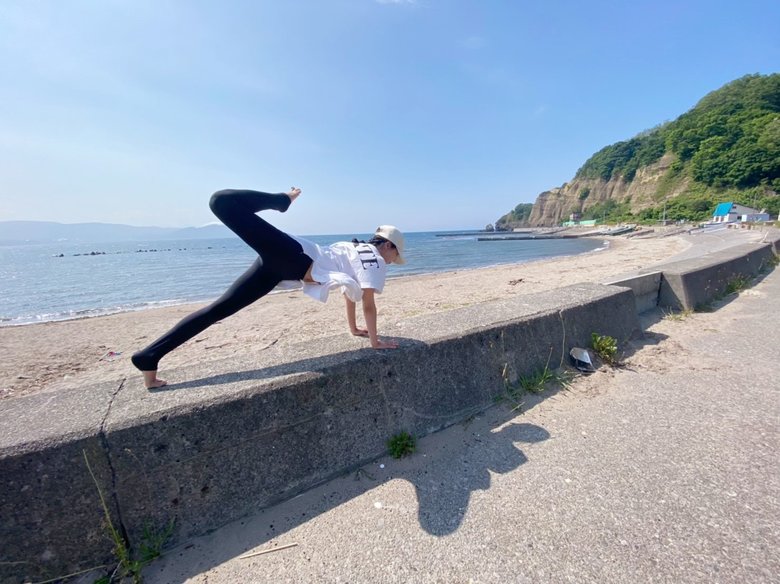 ヨガインストラクターとなった今のMaiさん。素晴らしい体幹！