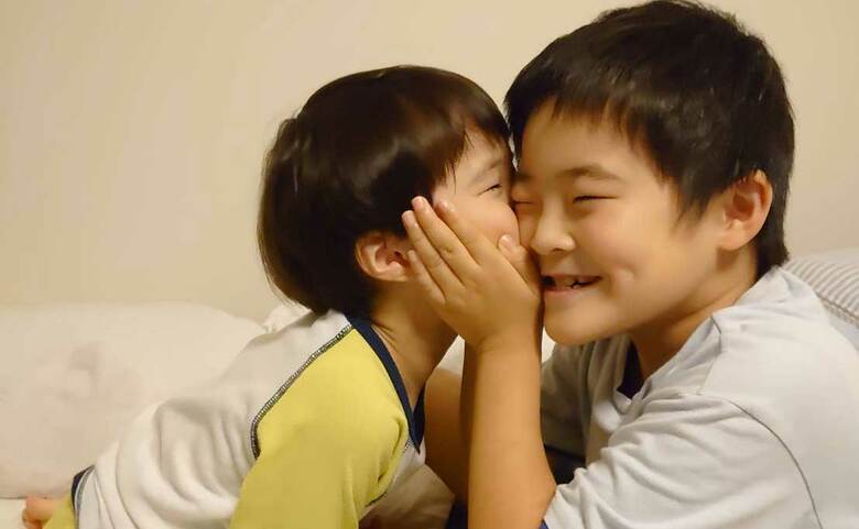 山田花子さんの息子たち。頬を寄せ合い、仲睦まじい様子。笑顔に癒される
