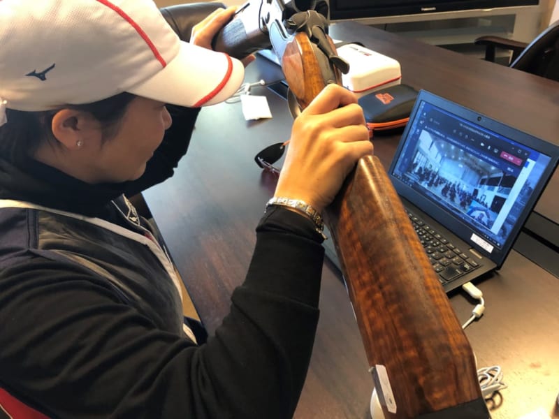 オンラインで小学生に射撃の魅力や夢をもつことの大切さを伝える社会貢献活動もする中山由起枝選手(写真提供・日立建機)