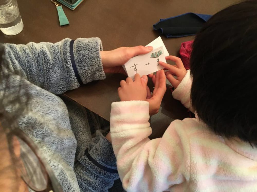 カードでひらがなを覚える子ども