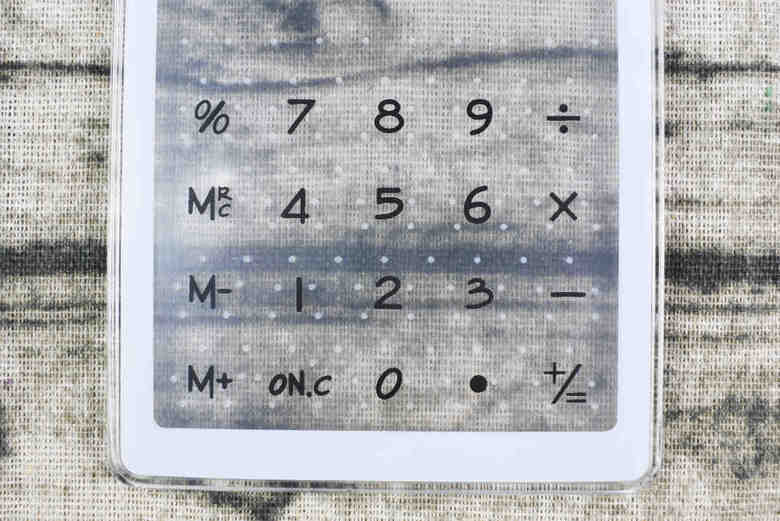 ダイソーの人気文房具スケルトン電卓のアップ画像