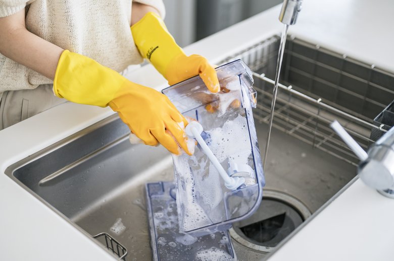 製氷皿を水洗いしている様子