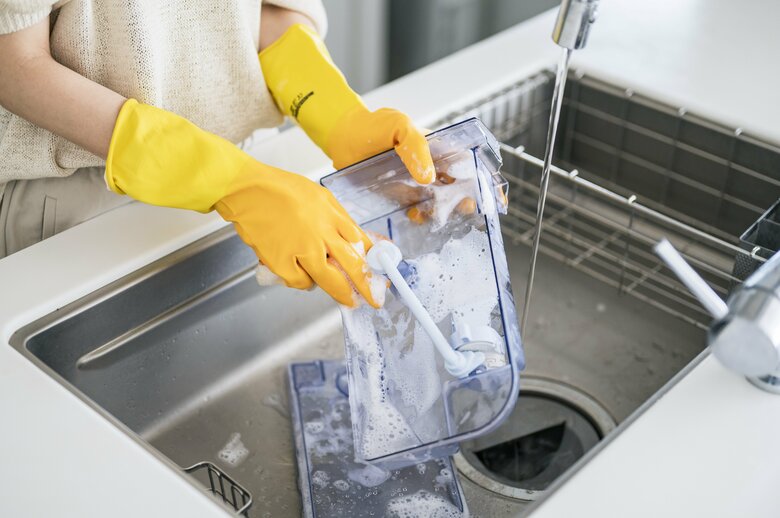 製氷器は台所用洗剤を使って水洗いを