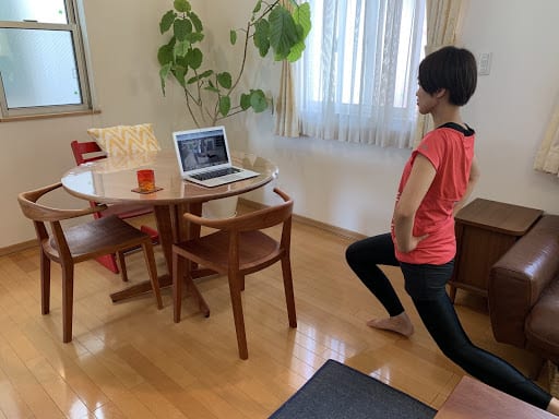 オンラインフィットネスに参加する様子。現在、フィリピン在住のトレーナーが指導している