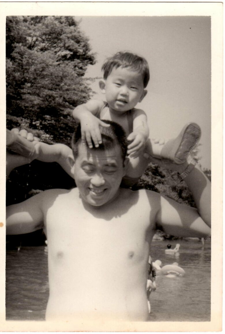 やんちゃだった幼少時代。父と