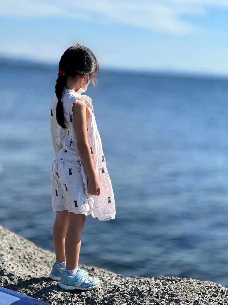海を眺めるおはなちゃん「最近はダジャレブームみたいです」
