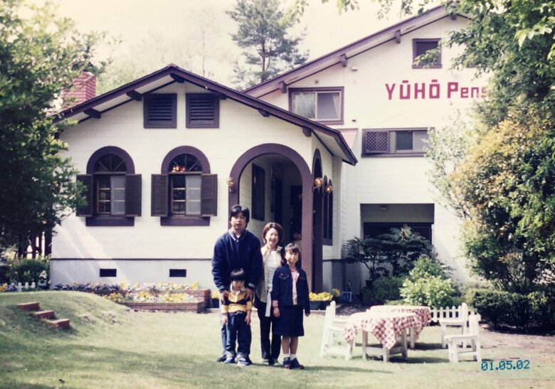 浩二さん、ひろ実さん夫妻と、幼少期の奈美さん、良太さん