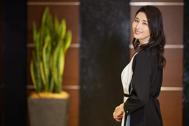 複数の場所で行われた撮影でも気さくに応じる橋本マナミさん