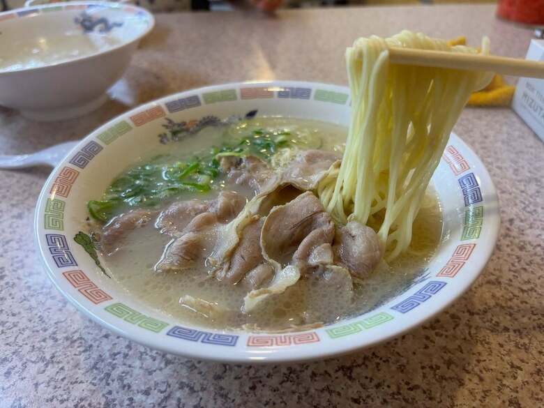 飽きのこない味わいで毎日でも食べられる。麺は自社工場で製造している細麺を使用