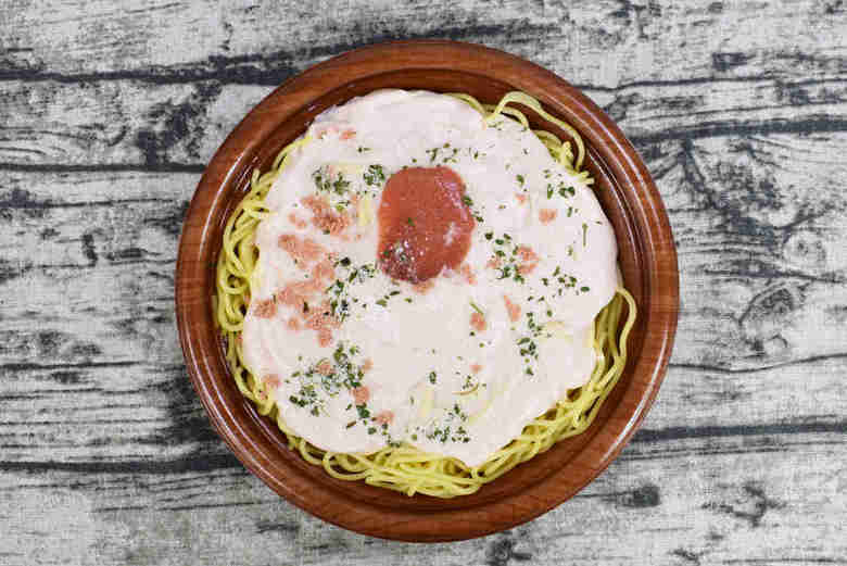 次にご紹介するのは、ファミマから発売された「生パスタ ソースたっぷり明太子クリーム」（税込450円）。発売直後から、ネットでも「おいしい！」と噂のファミマ「生パスタ ソースたっぷり明太子クリーム」を、さっそく食レポしていきます！