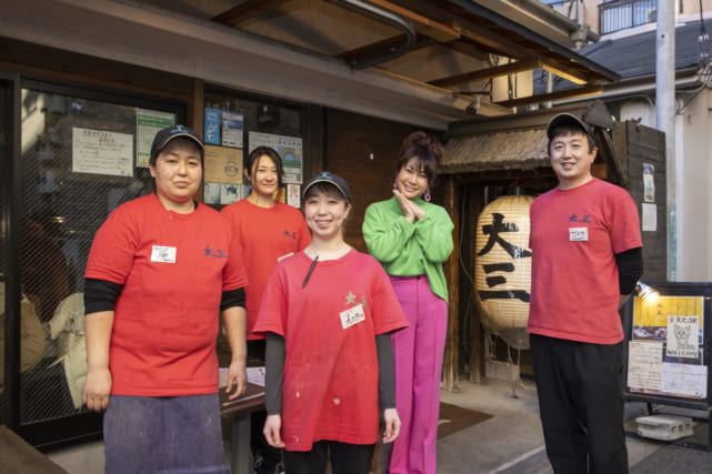 家族同然の従業員と（大三は3月上旬から世田谷の八幡山に移転）