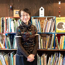 横浜市都筑区在住。2000年より横浜市の図書館を応援する活動に参加。2017年より自宅で「ふわり文庫」をスタート。2019年には、8名の仲間とクラウドファンディングを募って「走らせよう！つづきブックカフェ」を実現。市や区のボランティアグループを企画・参加するなど、地域で絵本を広げる活動を続けている。