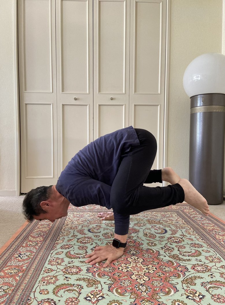 ヨガデイに素晴らしい体幹を披露する井上さん。これで76歳とは！