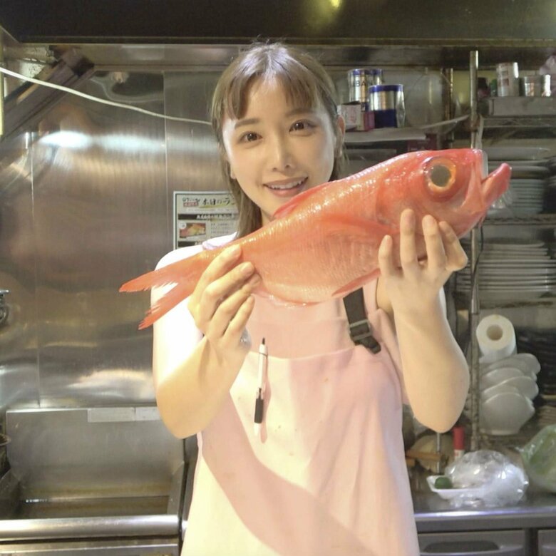 金目鯛を抱えて