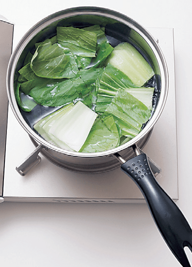 お湯を沸かして塩少々を加え強火で1 〜2 分チンゲンサイをゆで、ざるに上げて冷ます
